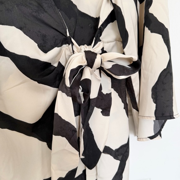 NWT! XL! H&M Black and Cream Patterned Satin Wrap Mini Dress - FREE SHIPPING - Picture 4 of 5